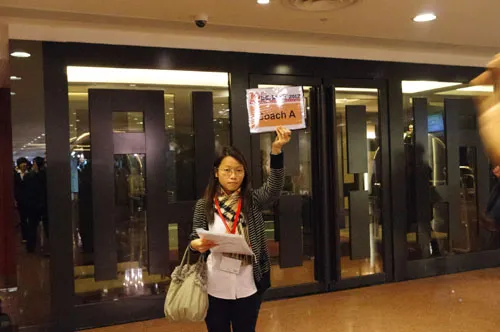 出发！香港红十字会的一名工作人员高举手中的指示牌，示意所有参赛队员随她离开酒店前往比赛地点---香港大学。为了筹备这次活动，作为主办方之一的香港红十字会投入了大量的时间和精力并显示出其出色的组织能力。