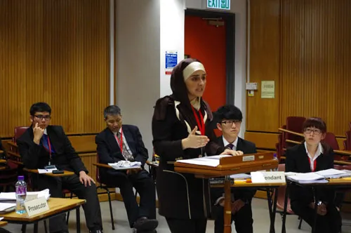 来自德黑兰沙希德贝赫什迪大学的赛纳•穆塔迈迪（Sayna Motamedi）在第一轮预赛中作为控方提出诉讼。今年是国际人道法模拟法庭竞赛首次迎来伊朗伊斯兰共和国的队伍参赛。