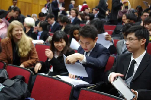 香港中文大学队在得知自己的队伍进入半决赛后非常高兴。此刻，队员们正在仔细检查比赛分数是否正确。为了打好接下来的比赛，队员们必须进行更多的阅读、调查以及其它相关准备工作。