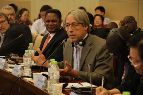 在自由讨论阶段，红十字国际委员会东亚地区代表处主任蒂埃里•梅拉（Thierry Meyrat）正在回答关于红十字国际委员会与国家红会的关系及合作的问题。 