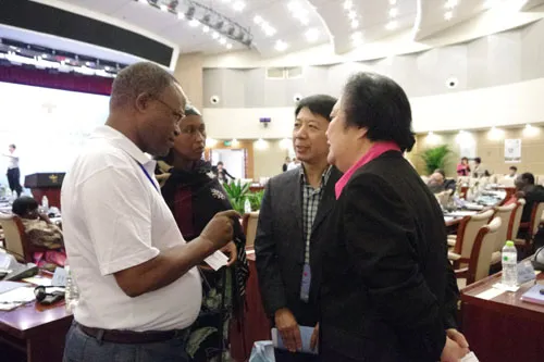 利用茶歇时间，中国红十字会常务副会长赵白鸽以及联络部副部长任浩同来自布隆迪的代表们继续就会上没来得及讨论的话题进行切磋。 