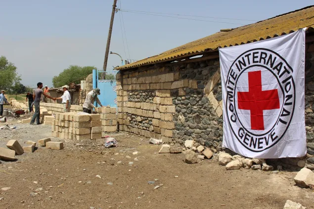 The ICRC supported residents in redesigning houses and constructing protective walls to create a safer environment for those living in areas exposed to shootings.