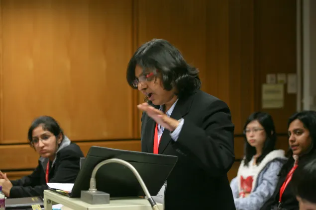 法律系3年级的学生阿努布洪蒂•米什拉在2011年亚太地区国际人道法模拟法庭比赛中进行案例陈述。