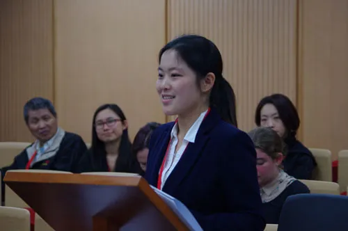 3月15日，香港大学：来自南京大学－约翰斯•霍普金斯大学中美文化研究中心代表队的常雨晴在四分之一决赛上作为辩方在法官面前发言。