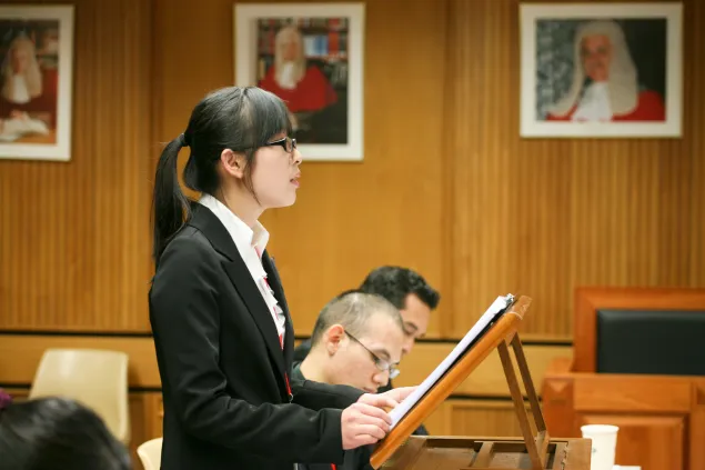 和所有母语不是英语的参赛选手一样，罗敏（音译）发现用英语进行比赛非常具有挑战性。“我发现我们不能马上理解法官提出的问题，” 她说， “今后，我必须提高自己的英语水平。”    