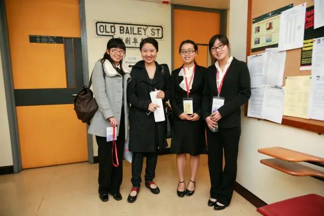 代表中国政法大学参赛的周涵婷（右二）与她的队友和教练一起在模拟法庭比赛的主赛场香港大学合影留念。