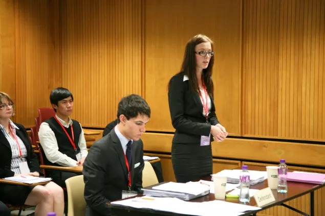 就在香港国际人道法模拟法庭比赛开始前几天，新西兰刚刚遭到地震袭击，来自惠灵顿维多利亚大学的学生萨拉评价了当地红十字会发挥的作用。