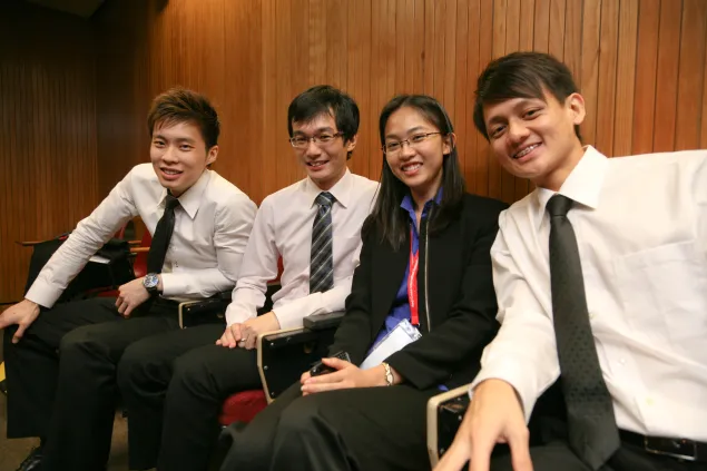 在这次的比赛中，新加坡代表队显得与众不同。他们是唯一一支由来自两所不同大学的学生组成的队伍。