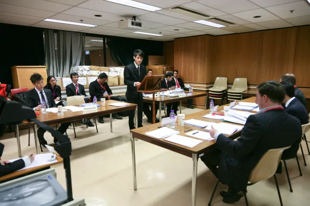 作为新加坡联队的一员， 来在新加坡国立大学法学院一年级的学生郝义庆在法官面前进行案例陈述。