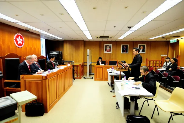 在来自世界各地的法官面前，菲律宾西里曼大学的参赛选手为虚构的委托人乔伊上校进行辩护。