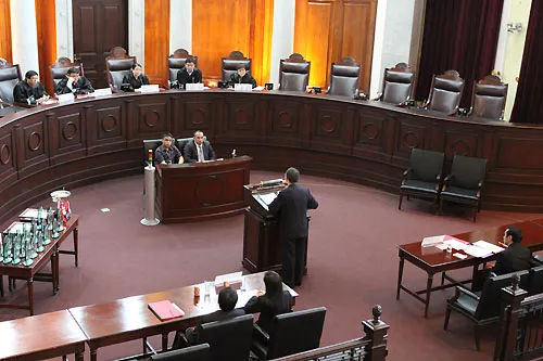 西里曼大学在去年菲律宾举办的国际人道法模拟法庭竞赛中脱颖而出，最终跨越大洋从菲律宾来到香港参加地区竞赛。在菲律宾模拟法庭决赛上，法律系学生布莱斯•特诺里奥在法官席前进行案例陈述。菲律宾最高法院大法官玛丽亚•洛德斯•塞雷诺担任了决赛主审法官。