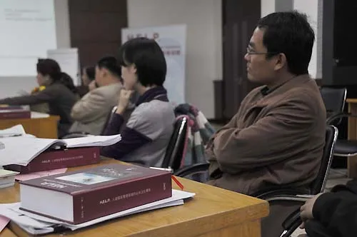 培训班学员是来自中国各地的专家，他们都在聚精会神地听讲。