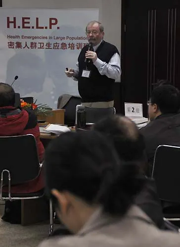 红十字国际委员会的营养与食物安全专家阿兰•穆雷负责协调关于营养需求及突发事件中的应对措施方面的课程。穆雷还有几天就要退休了,告别他工作数十年的人道领域,在2010年中国密集人群应急培训班上的工作是他为红十字国际委员会执行的最后一项任务。
