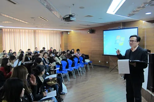 在11月25日的模拟法庭竞赛赛前说明会上，红十字国际委员会法律官员郭阳为大家解释比赛规则。