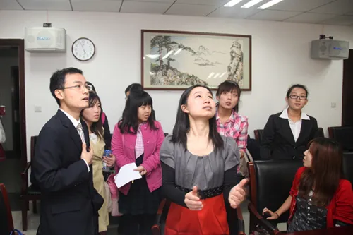 四分之一决赛后，前四名进入半决赛的队伍将通过选择硬币正反面的方式来决定是打控方还是辩方。在这屏息凝神的一刻，红十字国际委员会东亚地区代表处法律官员宋天英将一枚硬币高高抛起，在场所有人的注意力都集中到这枚决定命运的小小硬币上。