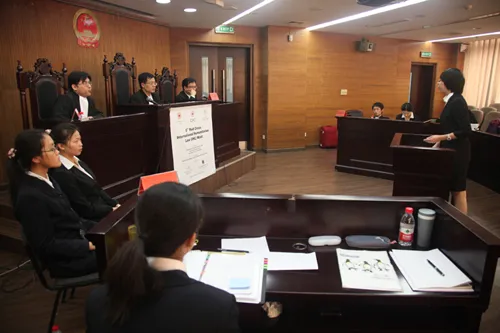 11月27日上午的最后一场比赛在传统强队厦门大学队和赛场新秀北京大学队之间展开。两队队员各有千秋，不分伯仲。最终，厦门大学的队员们（中间站立及左前) 技高一筹，赢得决赛权。