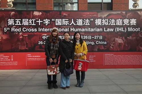 来自南京航空航天大学的夏晶（左一）告诉我们参加国际人道法模拟法庭竞赛为她提供了一个近距离接触红十字国际委员会的机会。