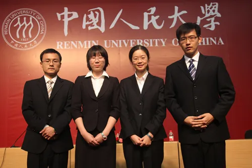冠军厦门大学队的女孩儿们和亚军南开大学队的男孩儿们在颁奖典礼后合影留念。队员们脸上的笑容告诉我们国际人道法模拟法庭竞赛的真正含义不再是输赢，而是通过这一平台加深对国际人道法的了解以及同其它兄弟院校同学们的友谊。