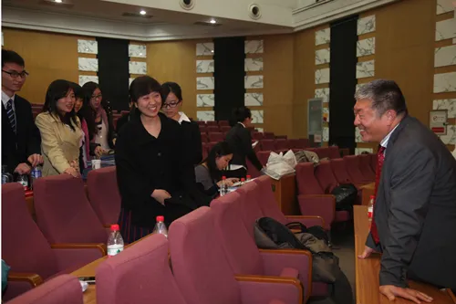 颁奖仪式结束后，刘大群法官同队员交流感想。目前在前南斯拉夫国际刑事法庭工作的刘大群法官特地从荷兰赶来，担任决赛的法官。此外，他还在11月25日的赛前说明会上为同学们作了“如何在模拟法庭上发言”的讲座。