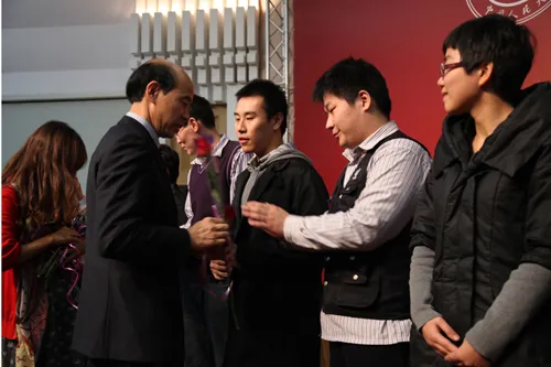 布置场地、计算打分表、引导法官、分发材料， 来自人民大学的25名志愿者为此次模拟法庭竞赛的成功举办做出了不可忽视的贡献。赛后，人民大学法学院副院长刘明祥向每一位志愿者献花以示感谢。 