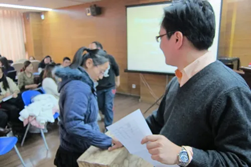 每支参赛队伍都有自己的编号，然后再由队员们抽签决定比赛顺序。在比赛过程中，无论是法官还是参赛队伍都不知道彼此来自哪所大学。这在最大程度上保证了比赛的公平与公正。由于今年有25支队伍参赛，这意味着有一支队伍要在第一天的上午连续比两场。随后，吉林大学“中彩"，成为了“幸运"的第25队。