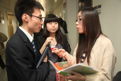 在赢得四分之一决赛后，仍然不能放松。成功晋级后，来中国政法大学的王天冕正在听师姐罗敏分析刚才他们与南京大学约翰斯•霍普金斯大学中美文化研究中心的比赛，以帮助他们在下一场比赛中有更好的发挥。今年三月，罗敏曾代表中国政法大学赴香港参加第9届亚太地区国际人道法模拟法庭的比赛。