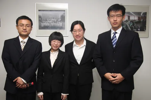 来自山东大学的同学们（左二、左三）表示对自己能进入前八名颇感意外。虽然在四分之一决赛中失利，但她们表示能够和实力强大的南开大学队进行交流，已经受益匪浅。南开大学的同学们则认为对手逻辑清晰，有条不紊。赛后，惺惺相惜的两支队伍在赛场外合影留念。