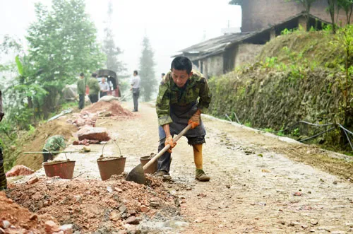 家住文山州麻栗坡县天保镇马鞍山村的苗族人熊云斌在1987年11月因触雷致使左小腿伤残截肢，2004年2月6日，他在康复中心安装了假肢。他说安装假肢后可以下地干活，并帮助家人做一些家务，而且家庭收入也提高了，还买了电动残疾车。