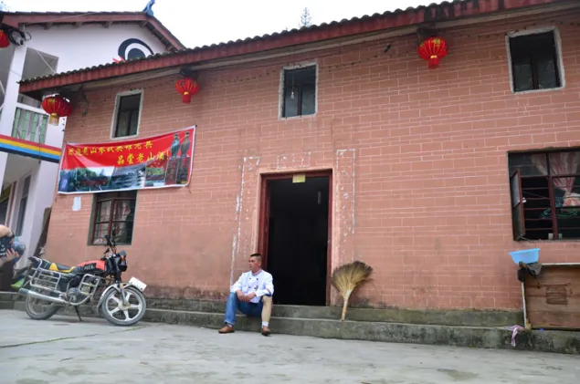 见我们要拍照，冯文奎特意换上一套崭新的厨师制服，摆起了POSE。
