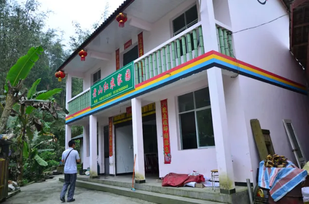 如今，冯文奎的餐馆已经搬到了公路边的一座气派的二层“小洋楼”里。