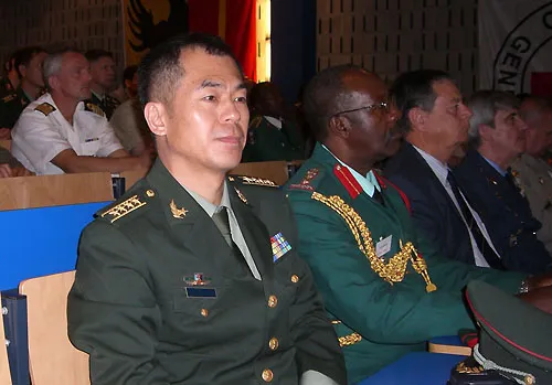 王新建大校与各国学员。