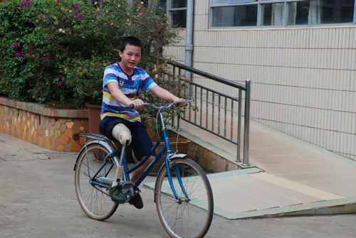 一个月后，盘朝杰再次骑上了心爱的自行车。