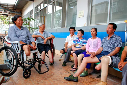 盘朝杰在云南省红十字会假肢康复中心和其他患者交流。