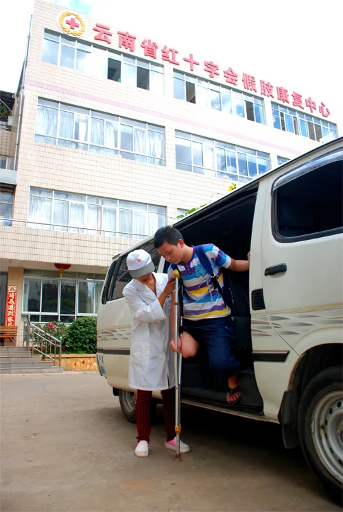 2013年5月27日，经当地红十字会推荐，盘朝杰来到云南省红十会假肢康复中心接受治疗。