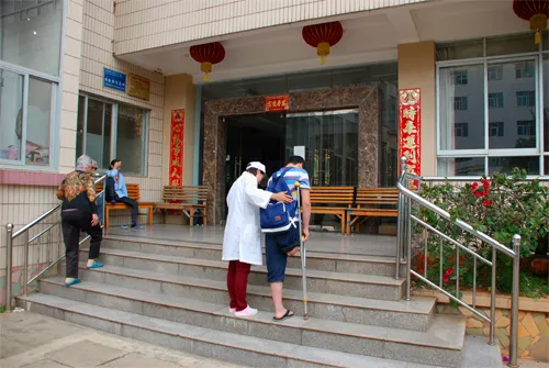 2013年5月27日，经当地红十字会推荐，盘朝杰来到云南省红十会假肢康复中心接受治疗。