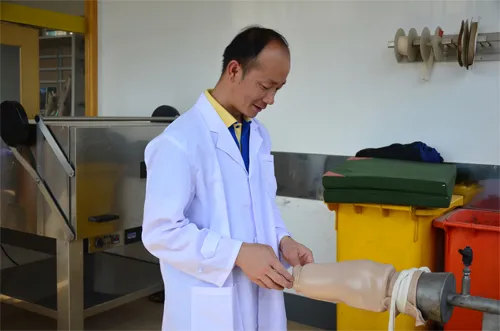 云南省红十字会假肢康复中心的工作人员正在制作假肢。每个假肢都是根据患者的需要定制的。