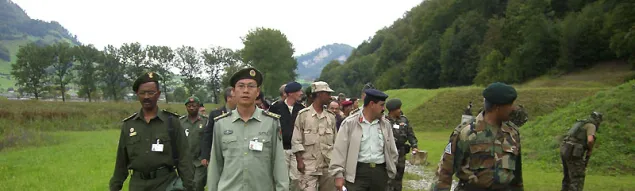 刘文辉上校与其他学员观摩瑞士军队的战地训练。