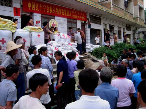 中国红十字会发放救灾物资