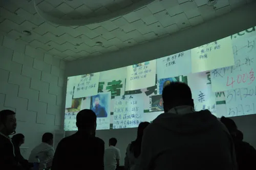 在国际红十字与红新月馆内，大屏幕上播放的影片介绍了2008年四川地震之后寻找失踪者方面的工作。在上海世博会期间，馆内将循环播放有关国际红十字与红新月运动在中国及世界各地所开展工作的短片。