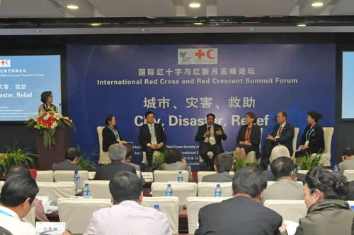 5月8日在上海世博中心举办的国际红十字与红新月高峰论坛上，与会者以“城市、灾害、救助”为主题展开讨论。