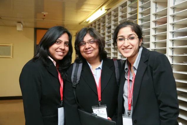 代表希达亚图拉国立法律大学参赛的学生们不仅只是同一队的队友，在参加国际人道法模拟法庭比赛之前，他们就已经是多年的朋友了。