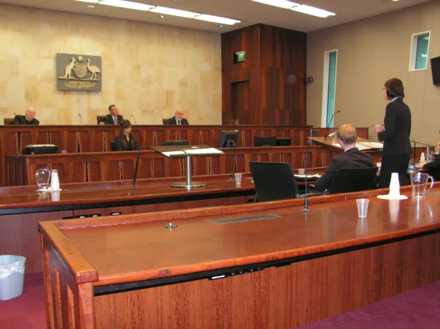 在阿德莱德的联邦法庭里，肯德拉•富拉克具有说服力的辩论是澳大利亚国立大学队在地区级的国际人道法模拟法庭比赛决赛中胜出的原因之一。