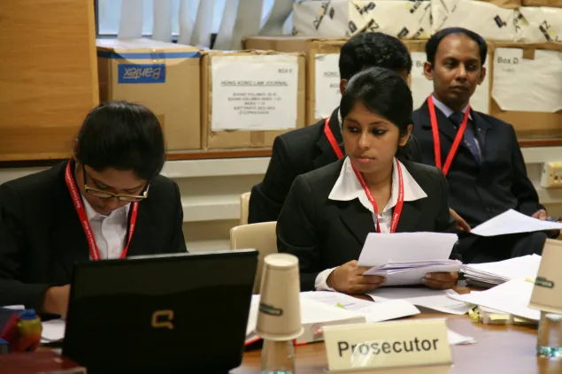 来自孟加拉国达卡大学的法律系学生阿佩塔 •沙姆斯•米赞（左）和她的队友在模拟法庭竞赛中作为控方参赛。