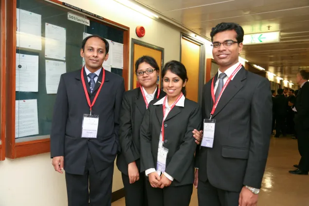 比赛结束后，来自孟加拉国达卡大学的队员们轻松地与他们的教练合影留念。