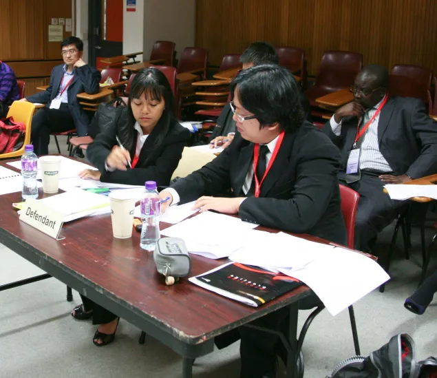 为了准备这次的亚太地区国际人道法模拟法庭竞赛，乔舒亚•特•洪关和艾达•丹妮拉•宾蒂•祖尔基菲莉需要跨越距离的障碍。