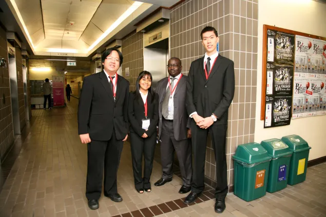 马来西亚北方大学代表队与他们的教练合影留念。