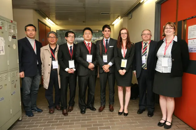 来自韩国成均馆大学的队伍与这次模拟法庭比赛的冠军队来自新西兰惠灵顿维多利亚大学的同学们合影留念。