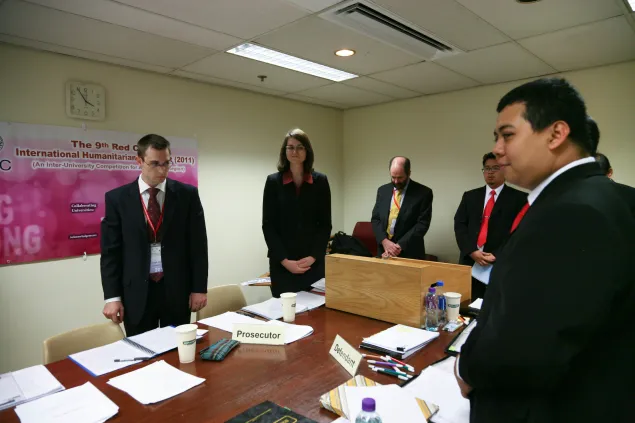 在比赛过程中，加札马达大学代表队作为辩方与来自新西兰惠灵顿维多利亚大学的同学们进行辩论。 