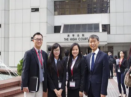 2013年3月16日,决赛开始前,郑彰镐法官与来自越南外交学院的队员们在香港最高法庭前合影留念。他将在随后的决赛中担任法官。