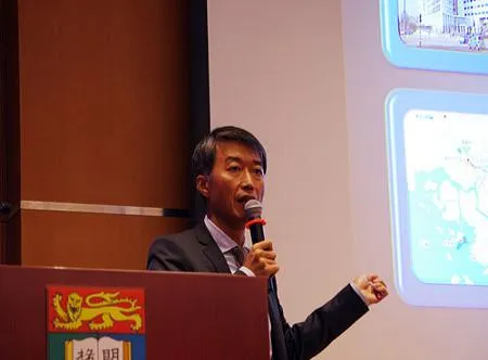 2013年3月15日下午, 同学们来到香港大学参加国际人道法专题讲座。来自柬埔寨法院特别法庭的法官郑彰镐就“混合法庭对国际犯罪进行审判的挑战”进行了演讲。